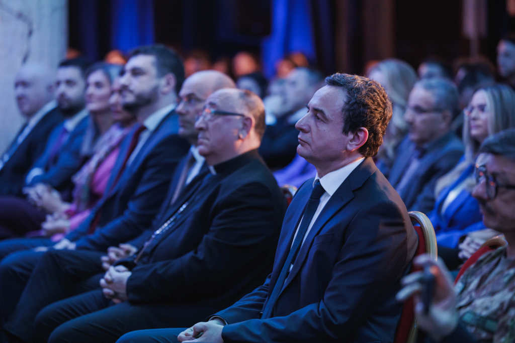 Imzot Vincenzo Paglia duke marrë titullin “Doctor Honoris Causa” në Universitetin “Haxhi Zeka” në Pejë, në një ceremoni solemne me pjesëmarrjen e personaliteteve të larta.
