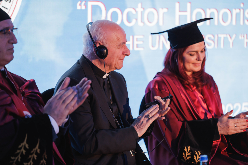 Imzot Vincenzo Paglia duke marrë titullin “Doctor Honoris Causa” në Universitetin “Haxhi Zeka” në Pejë, në një ceremoni solemne me pjesëmarrjen e personaliteteve të larta.