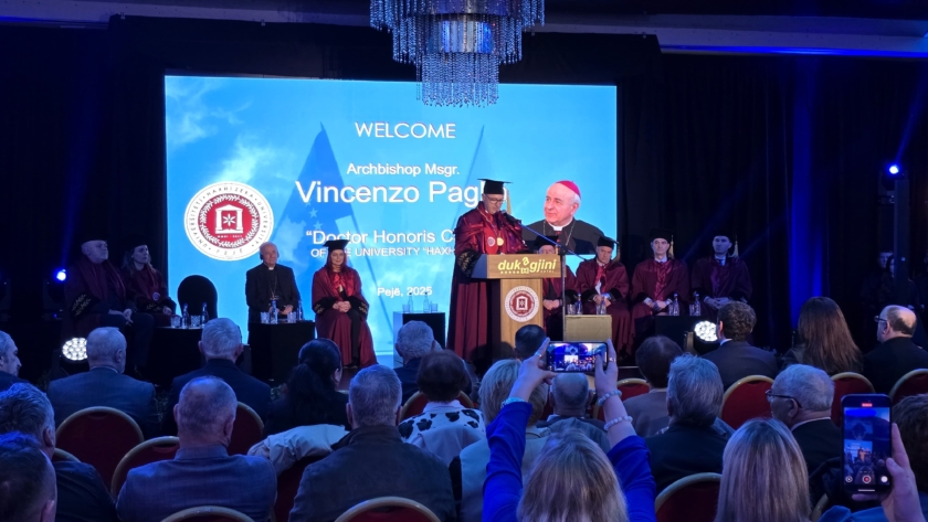 Imzot Vincenzo Paglia gjatë ceremonisë së ndarjes së titullit Doctor Honoris Causa në Universitetin “Haxhi Zeka” në Pejë.