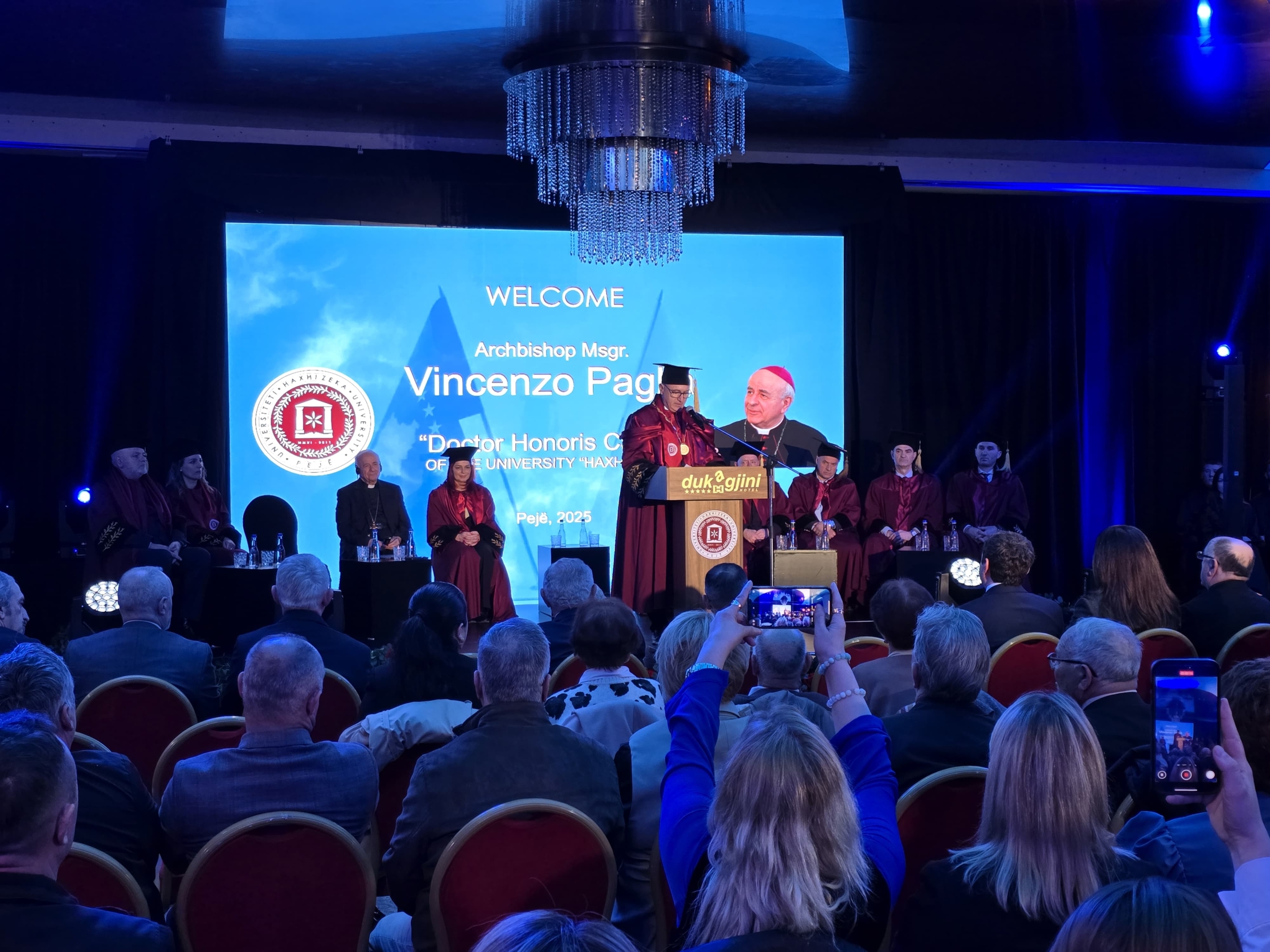 Imzot Vincenzo Paglia gjatë ceremonisë së ndarjes së titullit Doctor Honoris Causa në Universitetin “Haxhi Zeka” në Pejë.