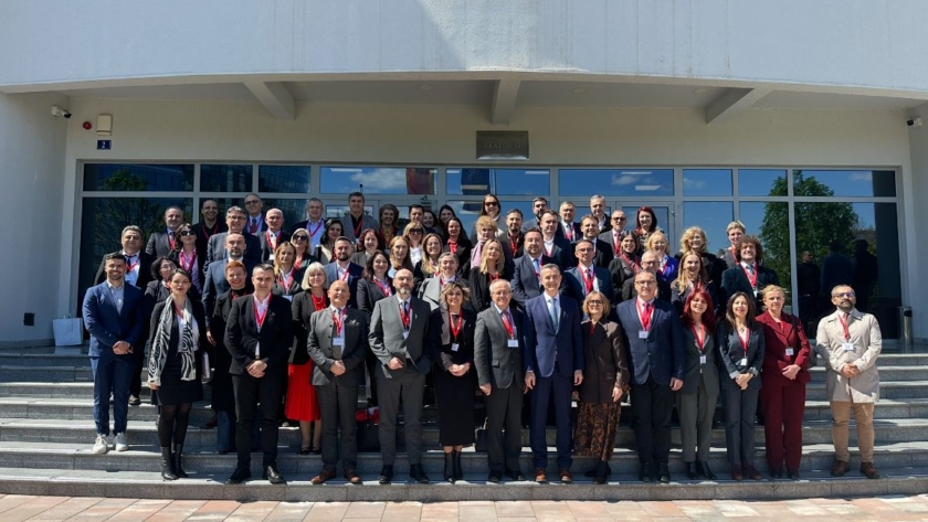 Pjesëmarrësit e Universitetit 'Haxhi Zeka' gjatë Forumit të 10-të të Rektorëve të Europës Juglindore dhe Ballkanit Perëndimor në Podgoricë, Mali i Zi. Fotoja tregon rektorët dhe delegatët që diskutojnë dhe ndajnë përvoja dhe ide për arsimimin dhe bashkëpunimin ndërkombëtar