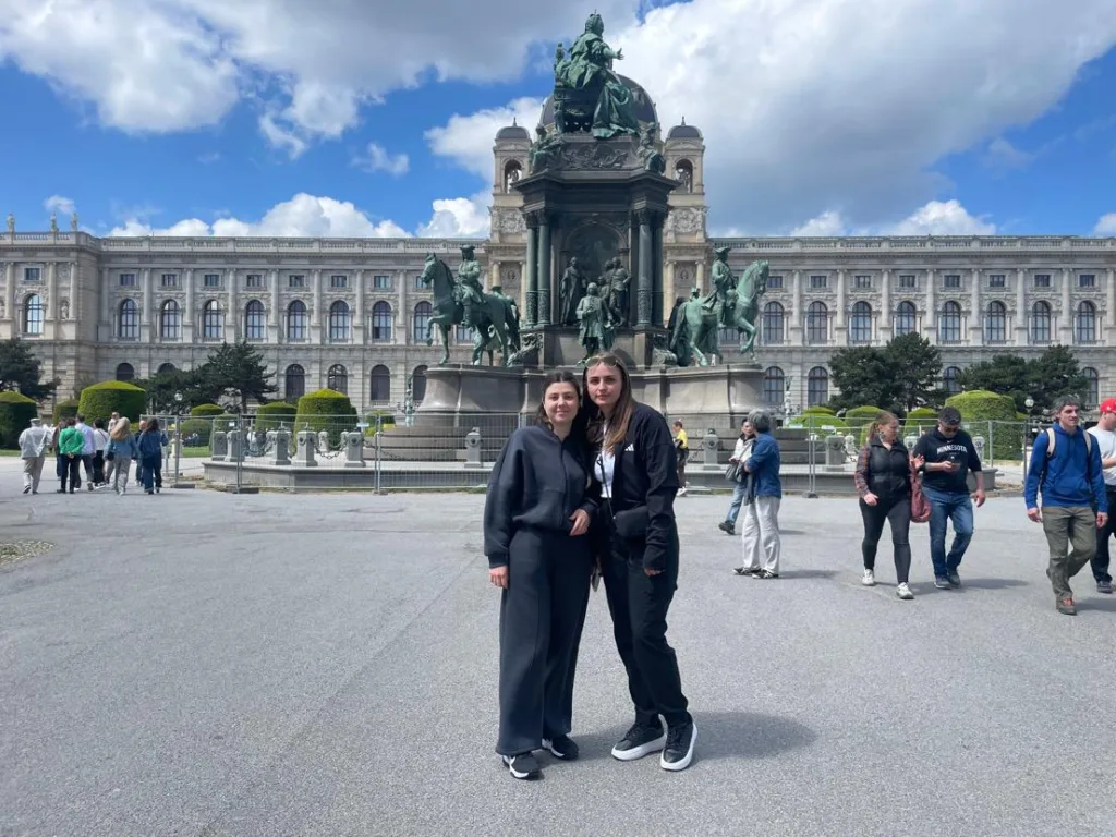 Studentë master dhe stafi i Universitetit Haxhi Zeka gjatë vizitës studimore në Universitetin VETMEDUNI Vienna, duke zhvilluar trajnime në laboratorin e analizave kimike të ushqimit me metodën HPLC-MS/MS.