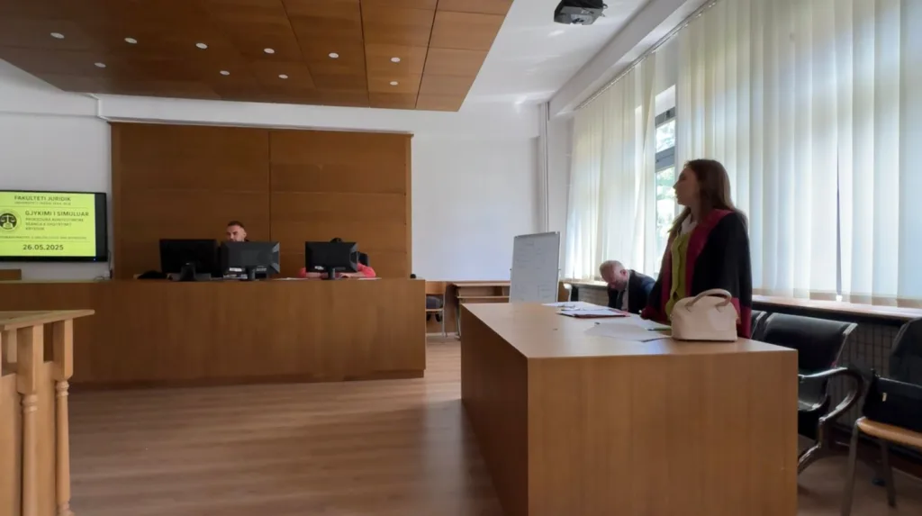 Studentët e Fakultetit Juridik gjatë simulimit të gjyqësisë civile dhe komerciale në UHZ