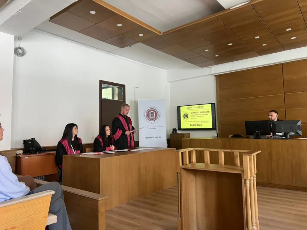 Studentët e Fakultetit Juridik gjatë simulimit të gjyqësisë civile dhe komerciale në UHZ