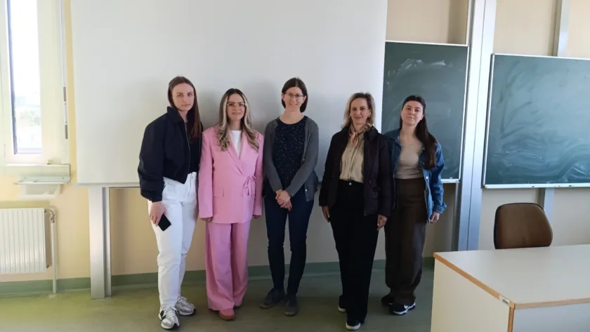 Studentë master dhe stafi i Universitetit Haxhi Zeka gjatë vizitës studimore në Universitetin VETMEDUNI Vienna, duke zhvilluar trajnime në laboratorin e analizave kimike të ushqimit me metodën HPLC-MS/MS.