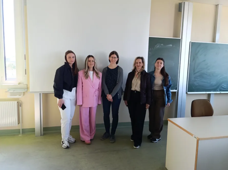 Studentë master dhe stafi i Universitetit Haxhi Zeka gjatë vizitës studimore në Universitetin VETMEDUNI Vienna, duke zhvilluar trajnime në laboratorin e analizave kimike të ushqimit me metodën HPLC-MS/MS.