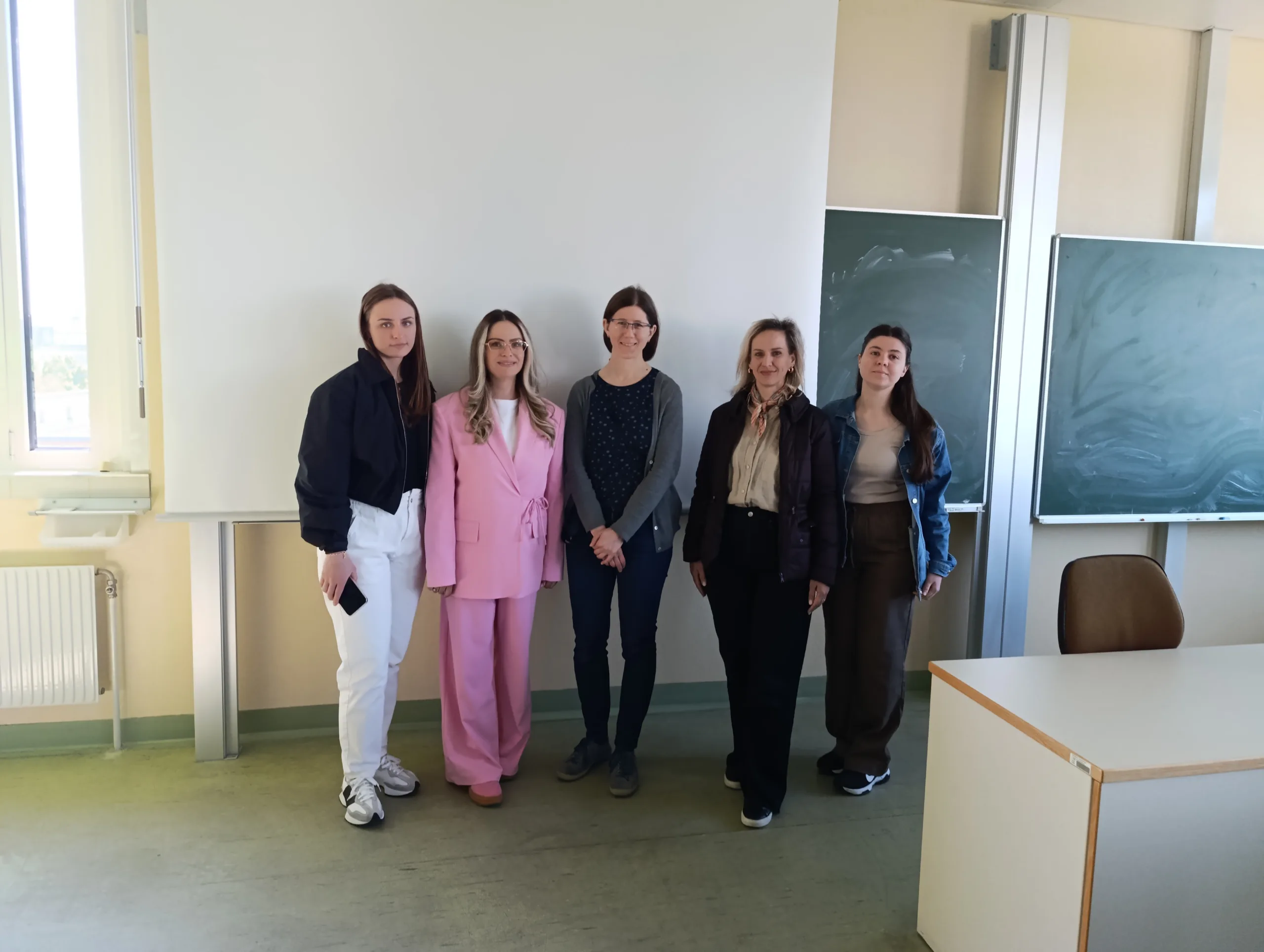 Studentë master dhe stafi i Universitetit Haxhi Zeka gjatë vizitës studimore në Universitetin VETMEDUNI Vienna, duke zhvilluar trajnime në laboratorin e analizave kimike të ushqimit me metodën HPLC-MS/MS.