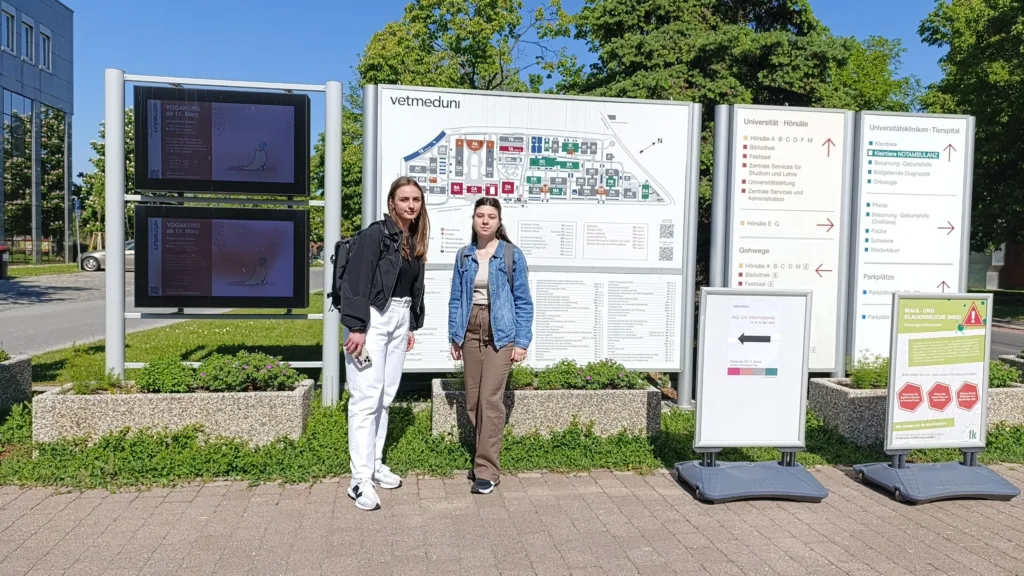 Studentë master dhe stafi i Universitetit Haxhi Zeka gjatë vizitës studimore në Universitetin VETMEDUNI Vienna, duke zhvilluar trajnime në laboratorin e analizave kimike të ushqimit me metodën HPLC-MS/MS.