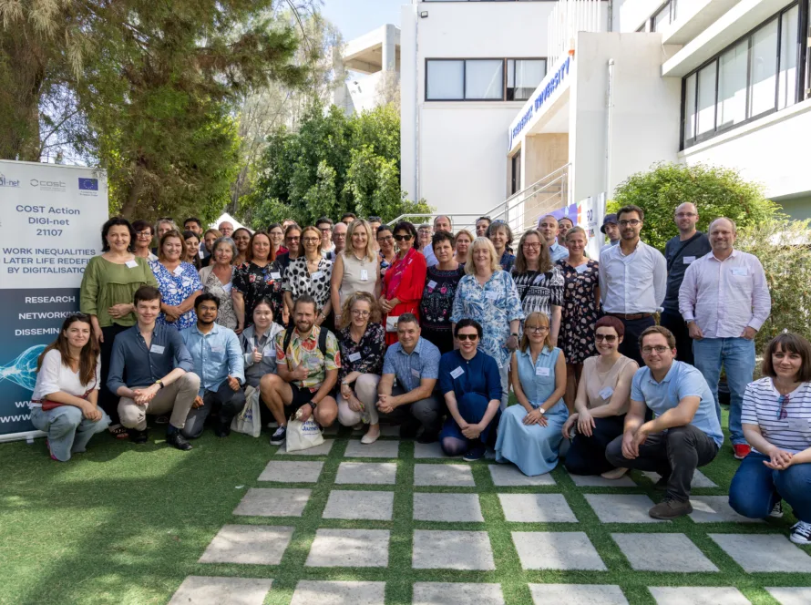 Logo e projektit DIGI-net dhe përfaqësues të Universitetit “Haxhi Zeka”