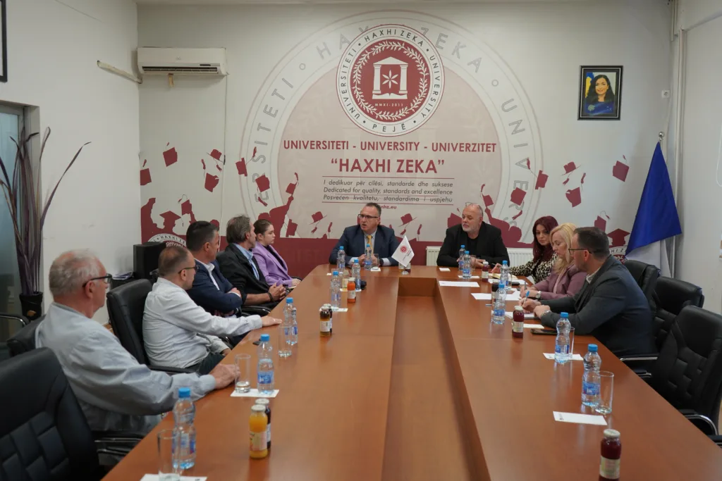 Rektori Armand Krasniqi në takim me OJQ-të për prezantimin e Inkubatorit të Biznesit në UHZ