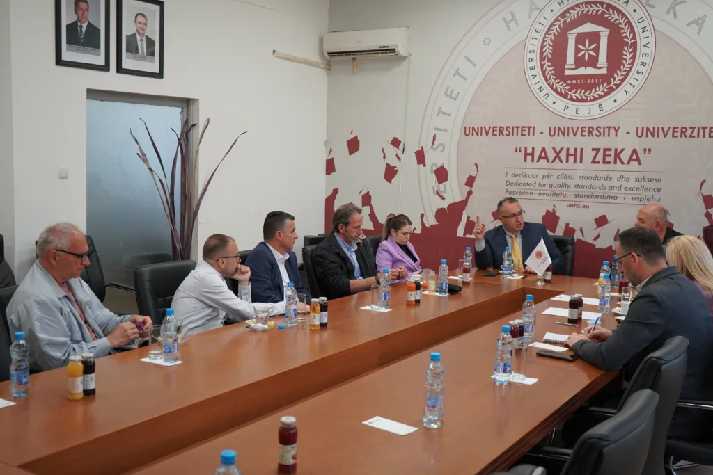 Rektori Armand Krasniqi në takim me OJQ-të për prezantimin e Inkubatorit të Biznesit në UHZ
