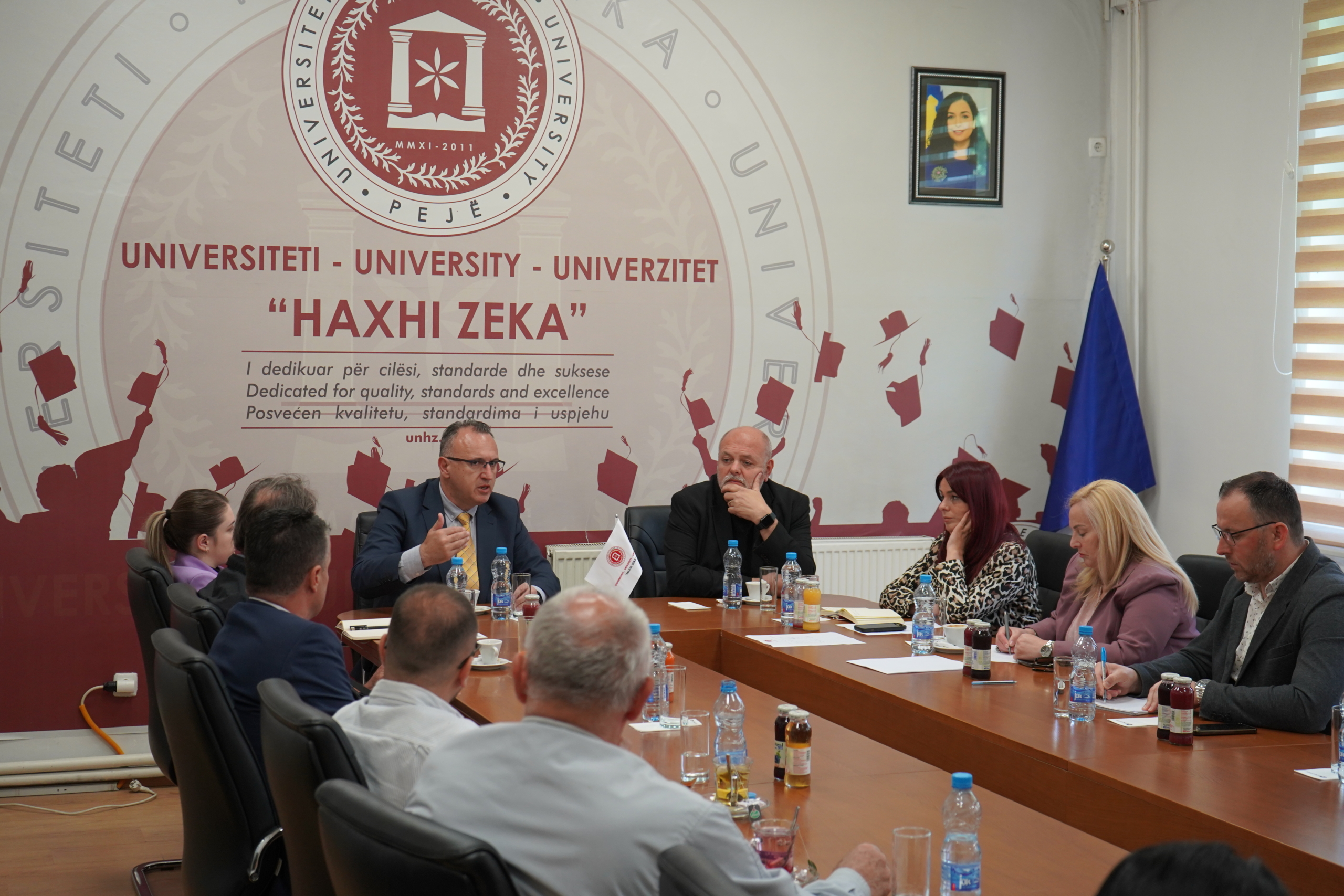 Rektori Armand Krasniqi në takim me OJQ-të për prezantimin e Inkubatorit të Biznesit në UHZ