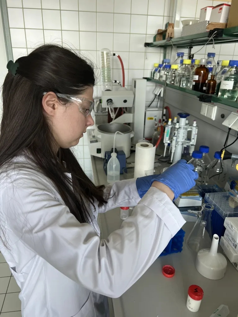 Studentë master dhe stafi i Universitetit Haxhi Zeka gjatë vizitës studimore në Universitetin VETMEDUNI Vienna, duke zhvilluar trajnime në laboratorin e analizave kimike të ushqimit me metodën HPLC-MS/MS.