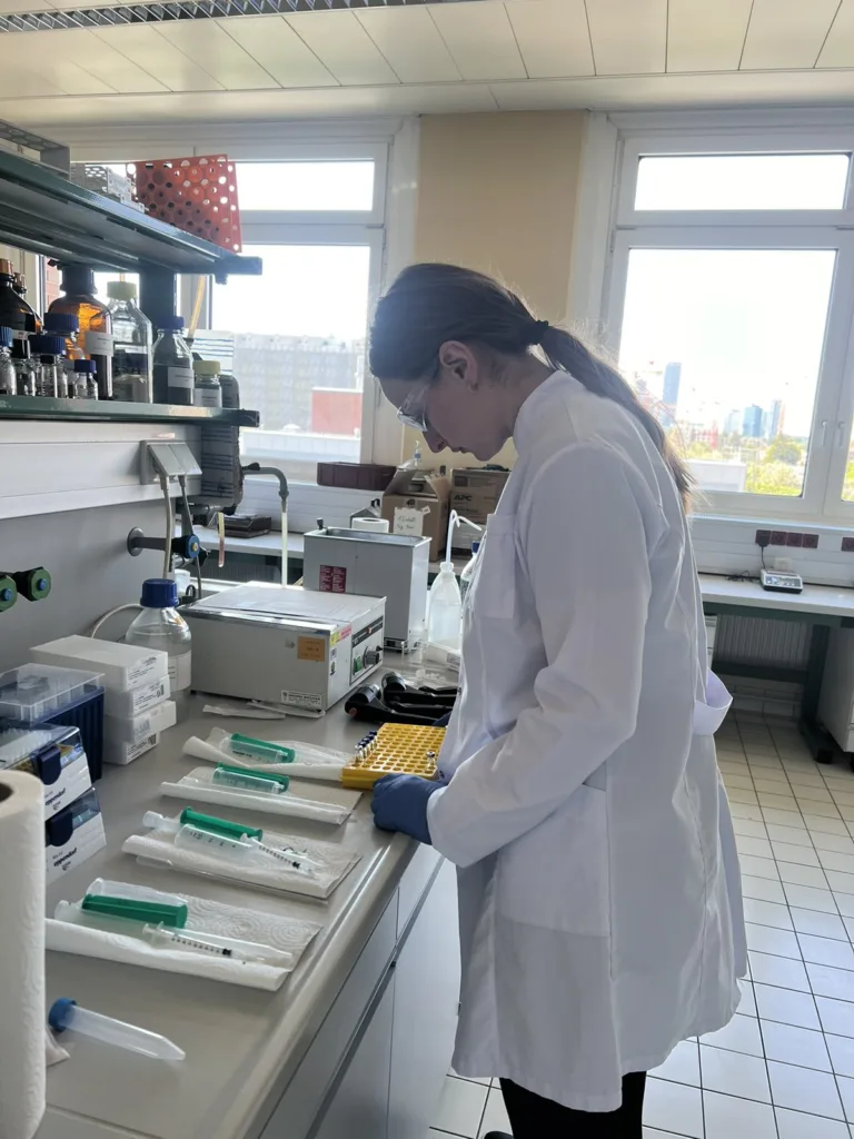 Studentë master dhe stafi i Universitetit Haxhi Zeka gjatë vizitës studimore në Universitetin VETMEDUNI Vienna, duke zhvilluar trajnime në laboratorin e analizave kimike të ushqimit me metodën HPLC-MS/MS.