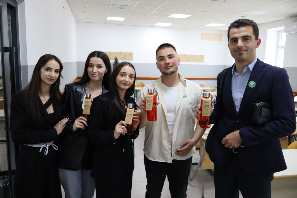 Studentët prezantojnë ide për biznese të gjelbra në UHZ, Pejë – Gara për Ide të Gjelbra