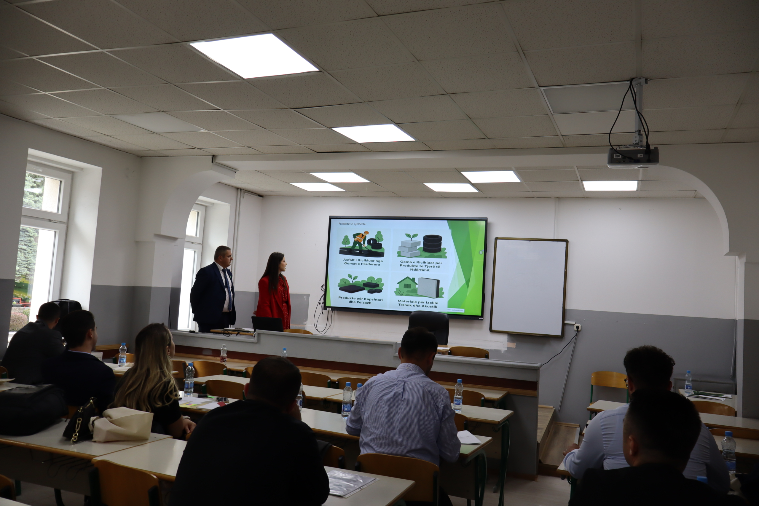 Studentët prezantojnë ide për biznese të gjelbra në UHZ, Pejë – Gara për Ide të Gjelbra