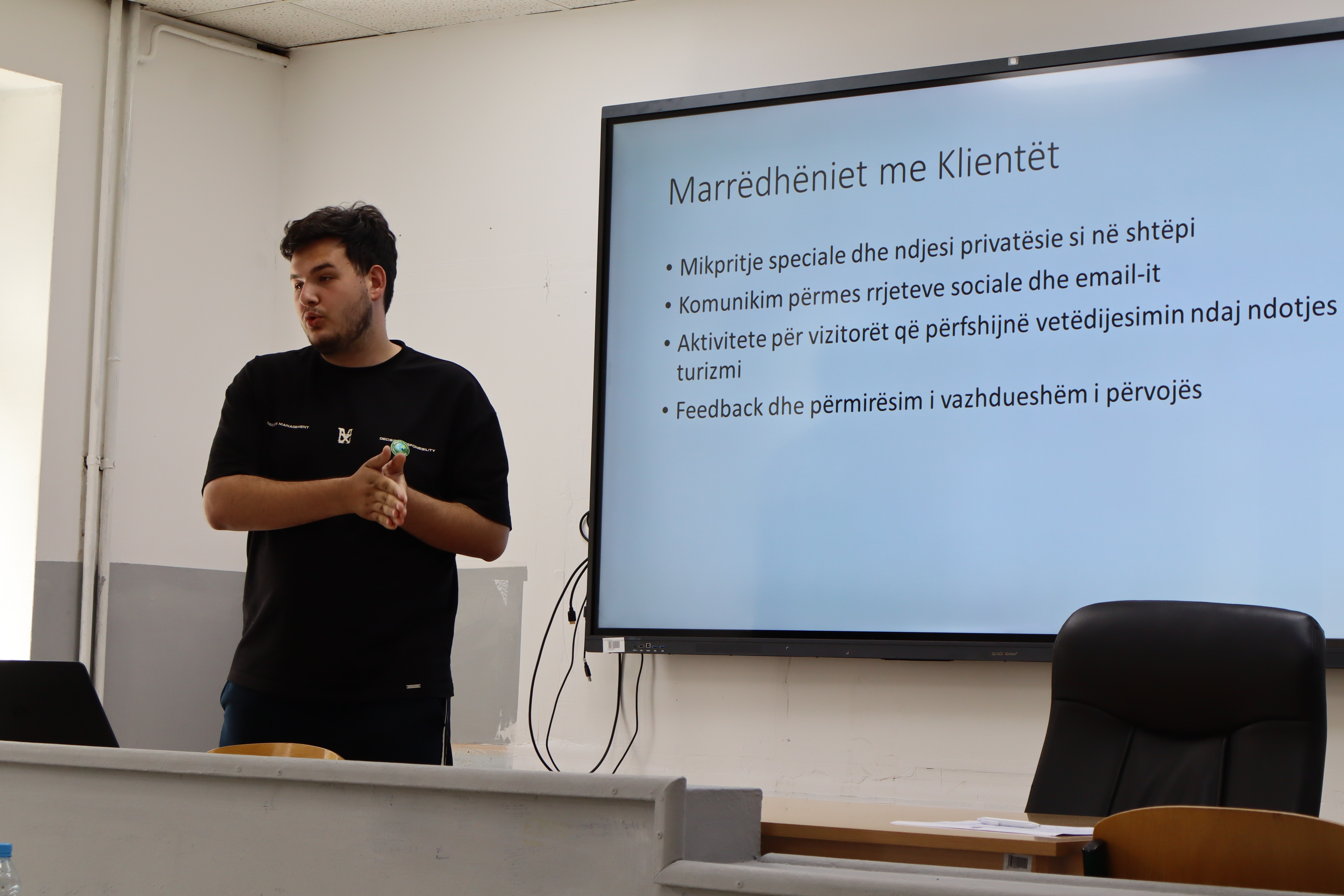 Studentët prezantojnë ide për biznese të gjelbra në UHZ, Pejë – Gara për Ide të Gjelbra