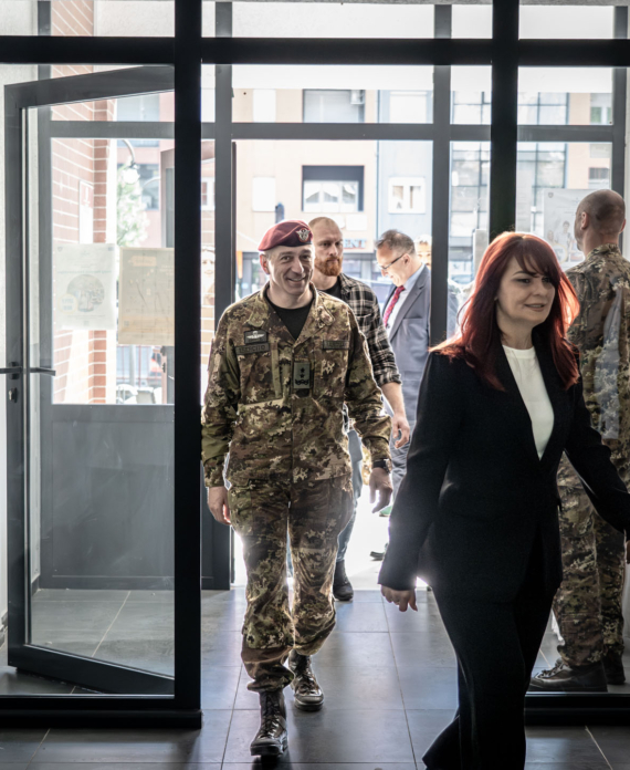 Nënkolonel Gianfranco Paglia gjatë seminarit në Universitetin Haxhi Zeka, maj 2025