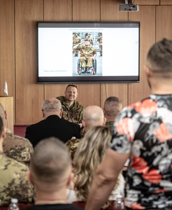 Nënkolonel Gianfranco Paglia gjatë seminarit në Universitetin Haxhi Zeka, maj 2025