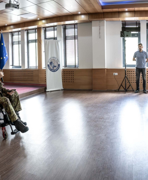 Nënkolonel Gianfranco Paglia gjatë seminarit në Universitetin Haxhi Zeka, maj 2025