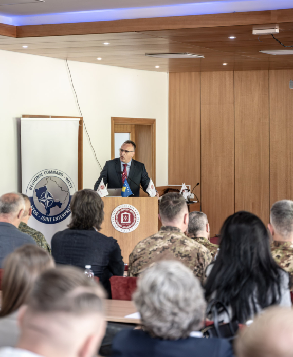 Nënkolonel Gianfranco Paglia gjatë seminarit në Universitetin Haxhi Zeka, maj 2025