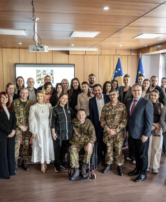 Nënkolonel Gianfranco Paglia gjatë seminarit në Universitetin Haxhi Zeka, maj 2025