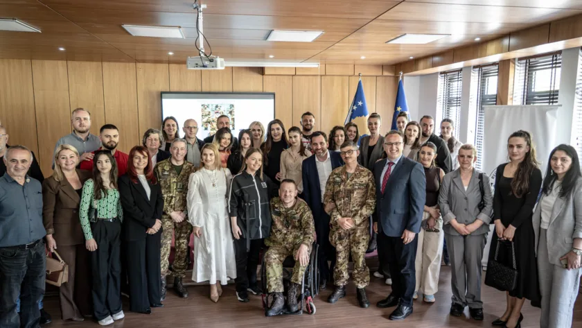 Nënkolonel Gianfranco Paglia gjatë seminarit në Universitetin Haxhi Zeka, maj 2025