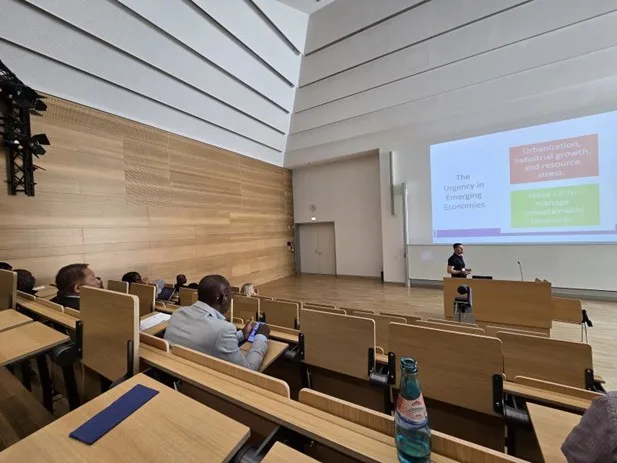 Prof. Ibrahim Krasniqi gjatë prezantimit në Universitetin e Freibergut