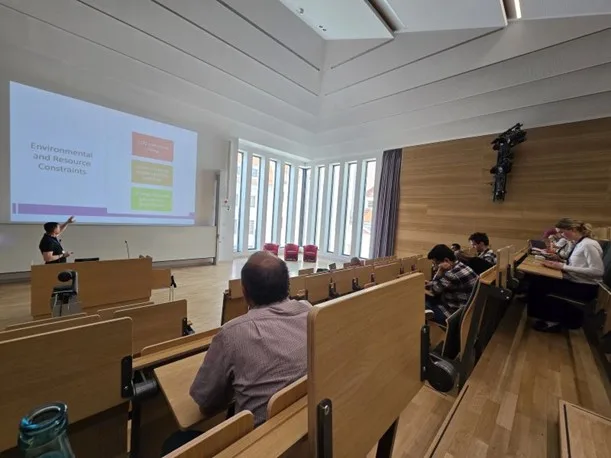 Prof. Ibrahim Krasniqi gjatë prezantimit në Universitetin e Freibergut