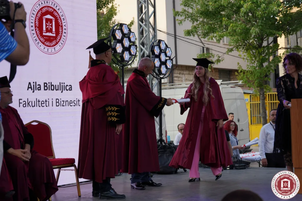 Studentët e Universitetit Haxhi Zeka gjatë diplomimit 2025