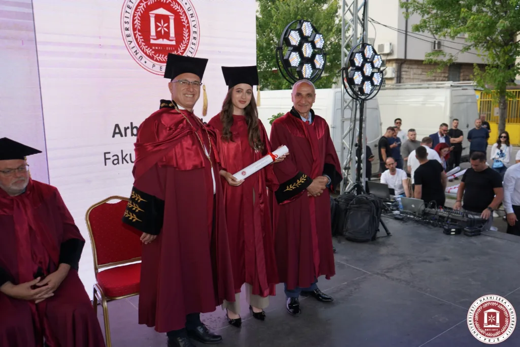 Studentët e Universitetit Haxhi Zeka gjatë diplomimit 2025