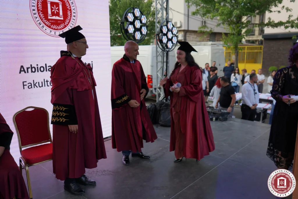 Studentët e Universitetit Haxhi Zeka gjatë diplomimit 2025