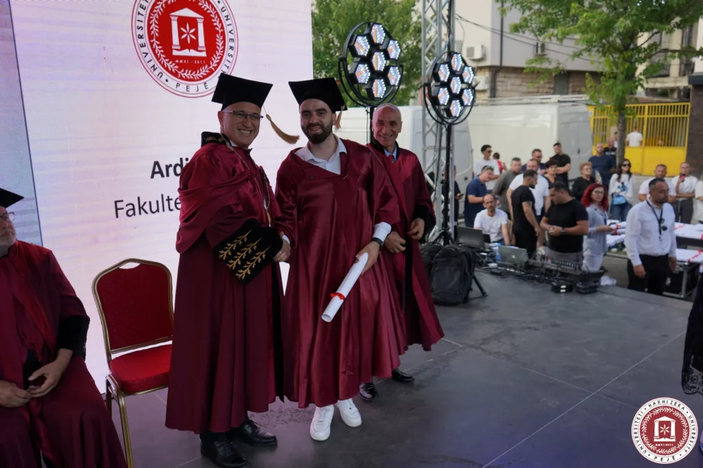 Studentët e Universitetit Haxhi Zeka gjatë diplomimit 2025