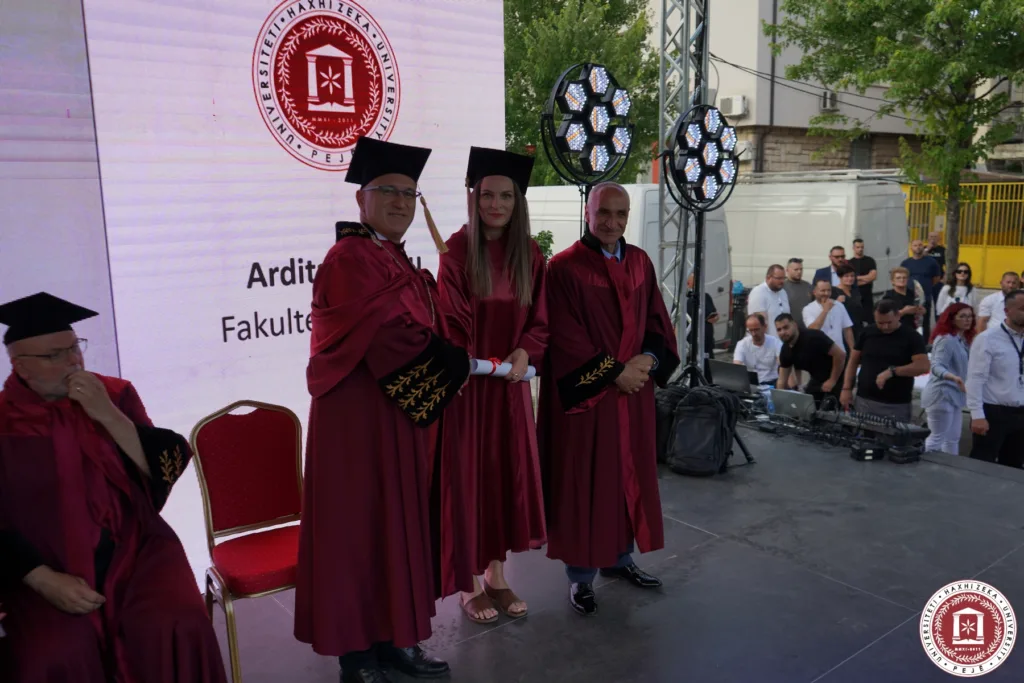 Studentët e Universitetit Haxhi Zeka gjatë diplomimit 2025