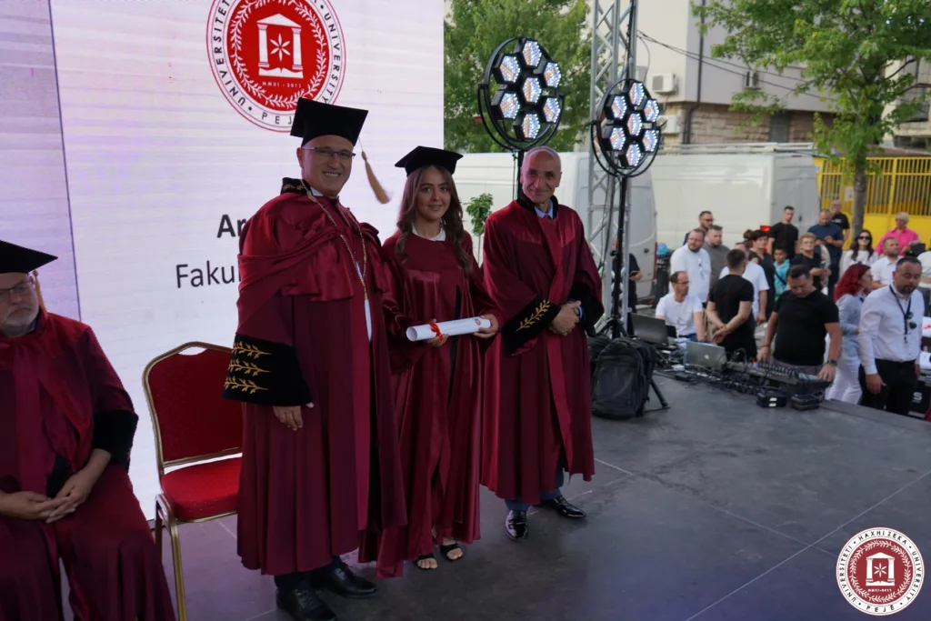 Studentët e Universitetit Haxhi Zeka gjatë diplomimit 2025