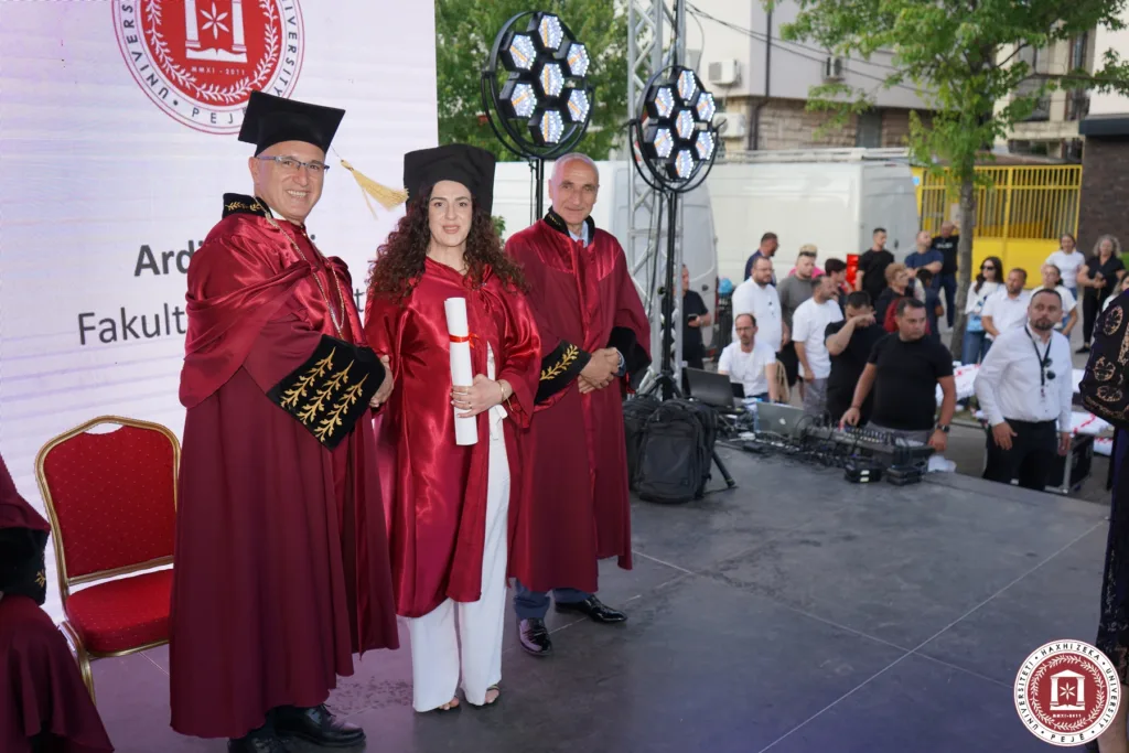 Studentët e Universitetit Haxhi Zeka gjatë diplomimit 2025