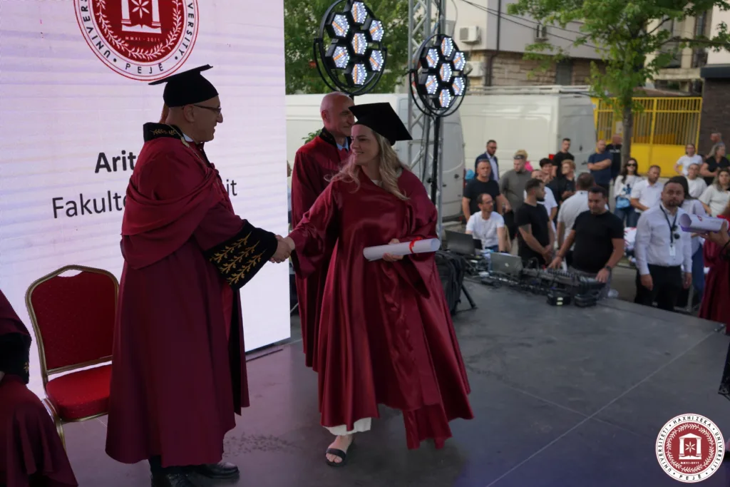 Studentët e Universitetit Haxhi Zeka gjatë diplomimit 2025