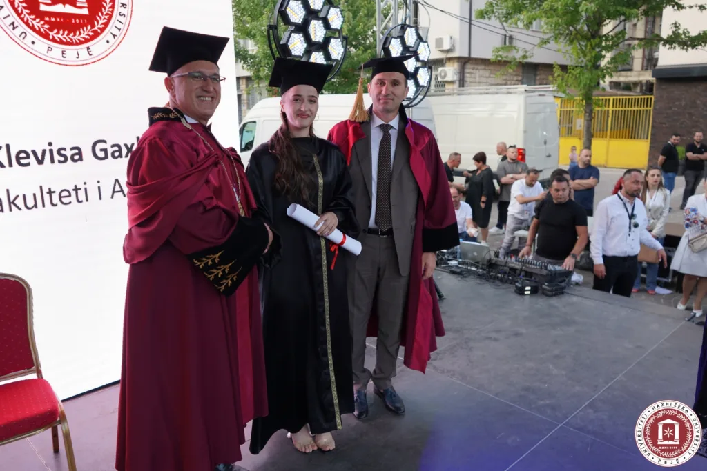 Studentët e Universitetit Haxhi Zeka gjatë diplomimit 2025