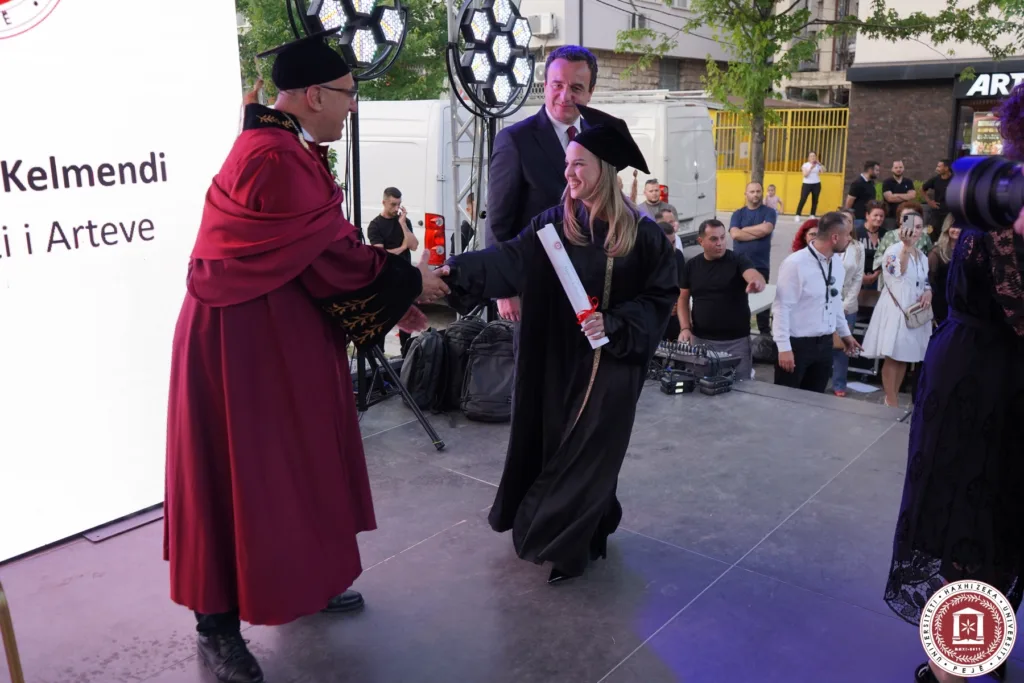 Studentët e Universitetit Haxhi Zeka gjatë diplomimit 2025