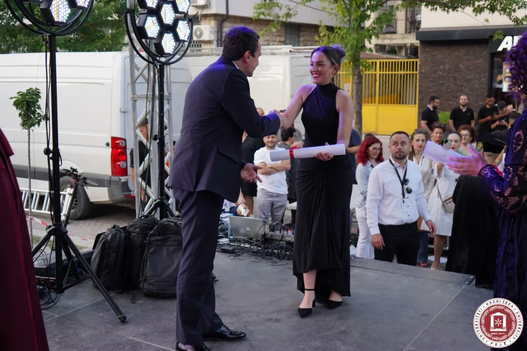 Studentët e Universitetit Haxhi Zeka gjatë diplomimit 2025