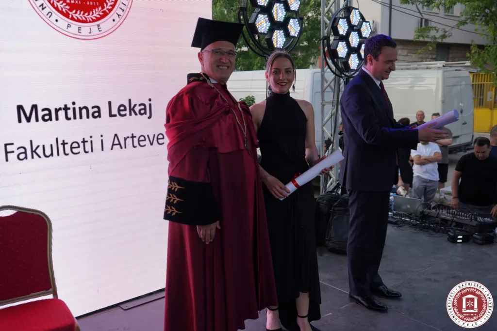 Studentët e Universitetit Haxhi Zeka gjatë diplomimit 2025