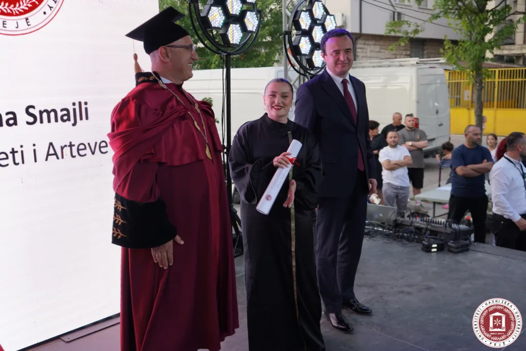 Studentët e Universitetit Haxhi Zeka gjatë diplomimit 2025