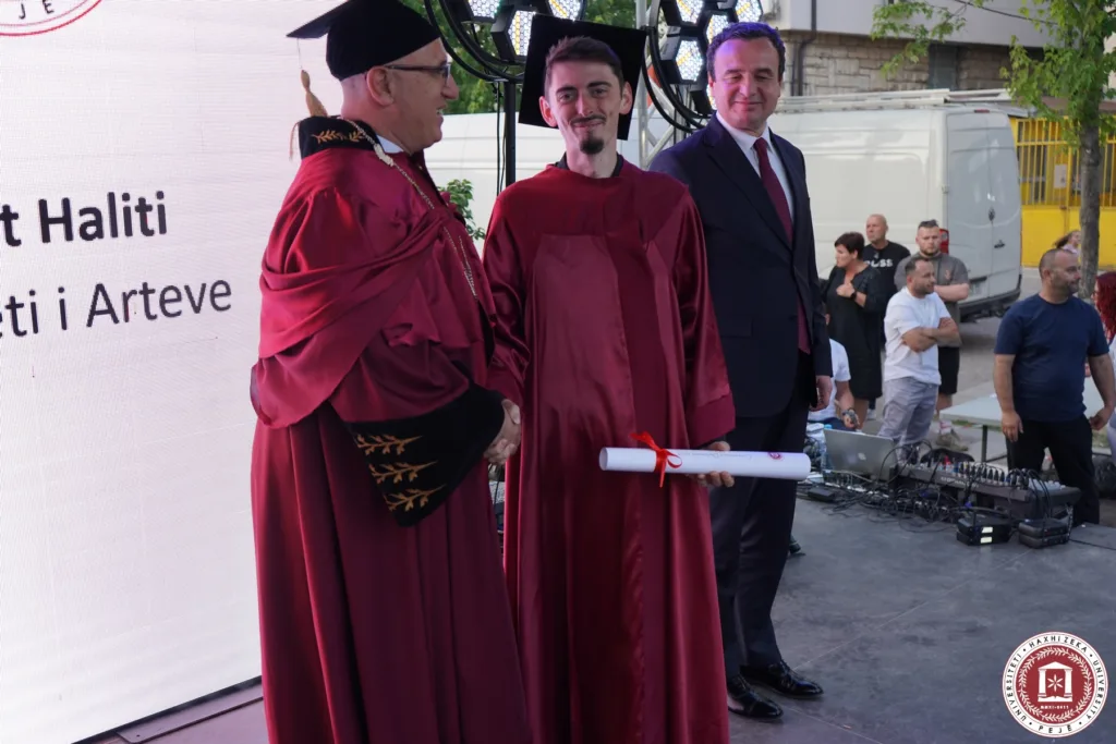 Studentët e Universitetit Haxhi Zeka gjatë diplomimit 2025