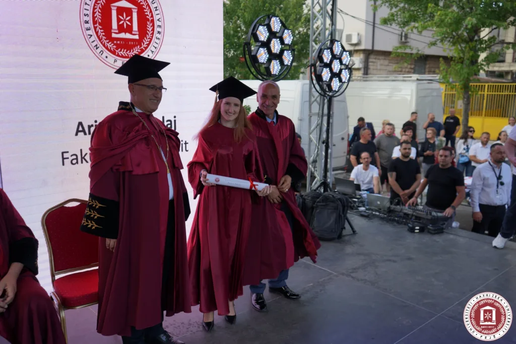 Studentët e Universitetit Haxhi Zeka gjatë diplomimit 2025