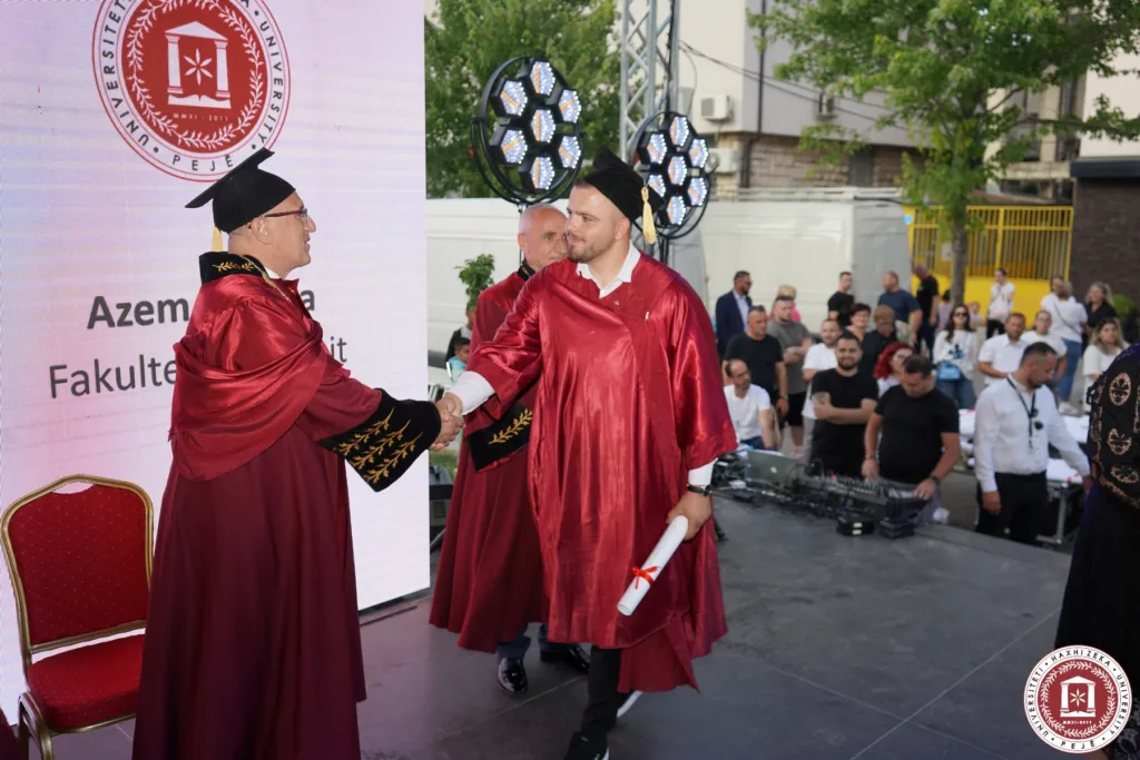 Studentët e Universitetit Haxhi Zeka gjatë diplomimit 2025