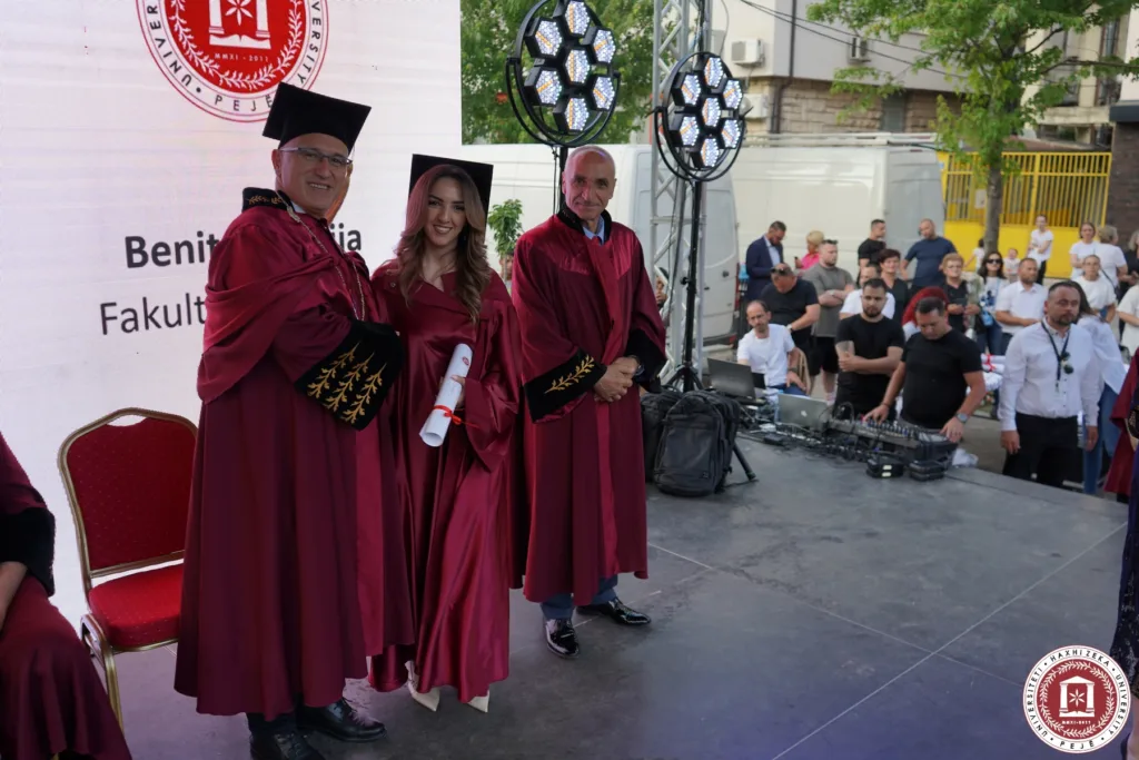 Studentët e Universitetit Haxhi Zeka gjatë diplomimit 2025