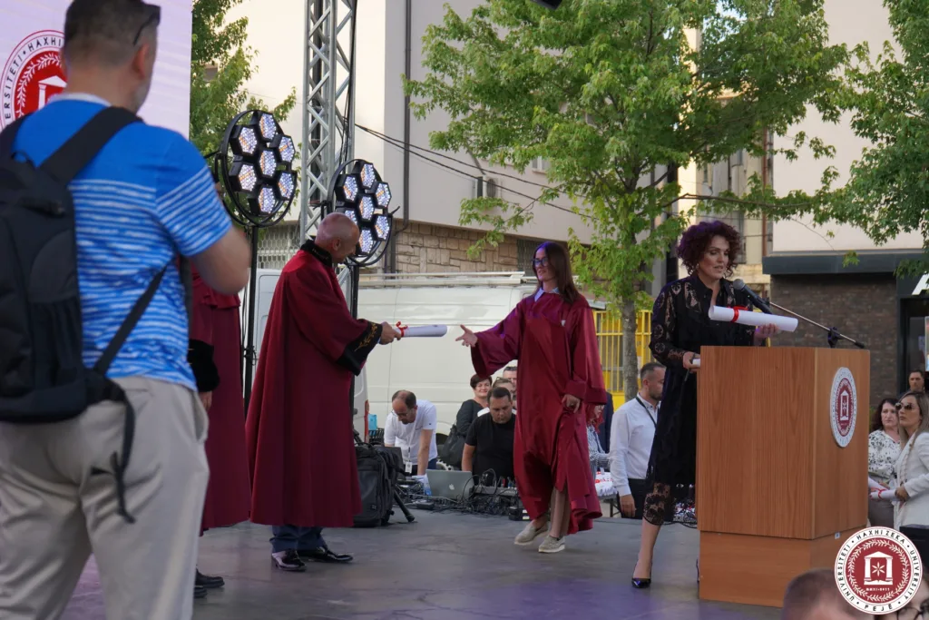 Studentët e Universitetit Haxhi Zeka gjatë diplomimit 2025