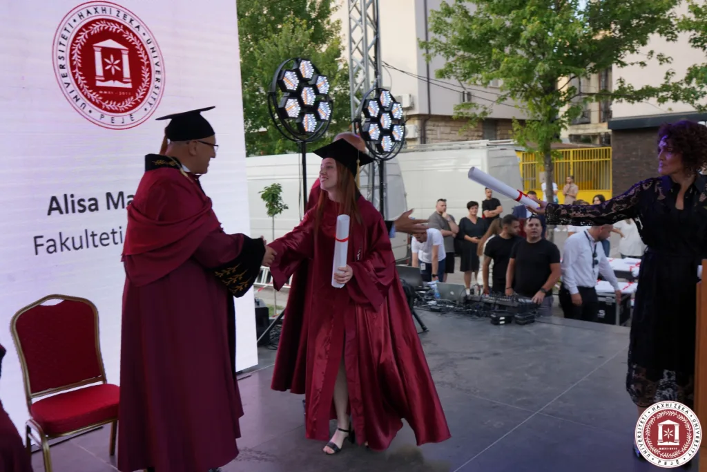 Studentët e Universitetit Haxhi Zeka gjatë diplomimit 2025