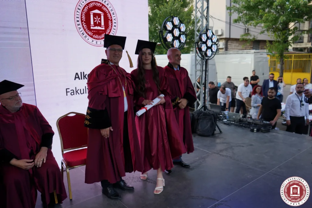 Studentët e Universitetit Haxhi Zeka gjatë diplomimit 2025