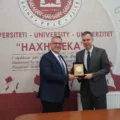 Universiteti “Haxhi Zeka” dhe Ambasadori i Hungarisë diskutojnë zgjerimin e bashkëpunimit me universitetet hungareze